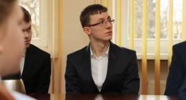 Młodzi laureaci konkursów przedmiotowych nagrodzeni przez burmistrza