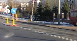 Wysepki oddzielające pasy jezdni zamontowano w środę 28.11.2007 r. na ul. Ostrowskiej w...