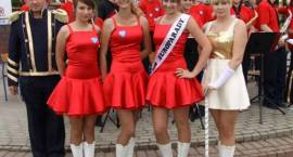 Natalia Jabłecka (druga z prawej) z koleżankami z grupy mażoretek i dyrygentem MMOD...