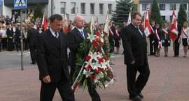 Wieniec pod pomnikiem złożyli (od lewej): Wójt Gminy Zambrów Kazimierz Dmochowski, V-ce...