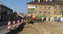 Robotnicy rozebrali już parking przy pl. Sikorskiego wzdłuż ul Łomżyńskiej. W miejscu...