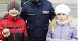 Policjanci i uczniowie SP5 wręczali kierowcom cytryny i jabłka
