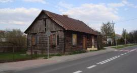 Stary dom i wąski chodnik na Obrońców Zambrowa