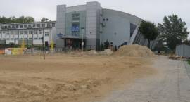 Budowa budynku przy Pływalni, lodowisku i boiskach do piłki plażowej. Stan prac na...