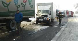 Skutki kolizji na drodze nr 8 w rejonie Żabikowa