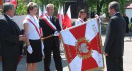Rodzice przekazują sztandar dyrektorowi ZSA /Fot. Katarzyna Walendziak