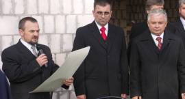 Dyrektor ZSO w Zambrowie Jan Pilch odczytuje treść aktu erekcyjnego /Fot. Grzegorz...