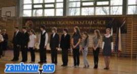Uczniowie MG1 - laureaci wojewódzkich konkursów przedmiotowych - podczas uroczystości...