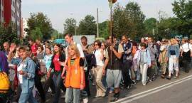 Pielgrzymi maszerujący ulicami Zambrowa - piątek / Fot. GZAW