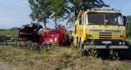 Skutki wypadku ciężarowej Scanii z naczepą przewożącej miał, na krajowej ósemce w...