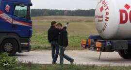 Podjeżdża pusta cysterna aby przepompować gaz