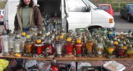 Wybór chryzantem i zniczy przy zambrowskich cmentarzach jest ogromny, 30.10.2008 r.,...