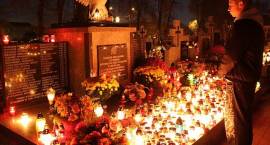 Cmentarz parafialny w Zambrowie. Wieczorem w dn. 31.10.2009 r.