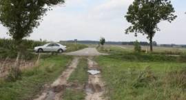 5. Polną drogą dojeżdżamy do skrzyżowania z drogą krajową 63. Przeprowadzamy rower na...