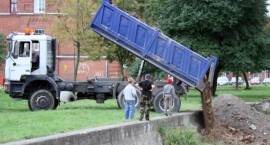 Trwa zasypywanie niecki starego basenu na koszarach /Fot. Grzegorz Zawistowski