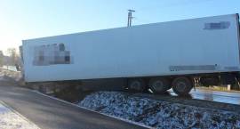 TIR wjechał do rowu
