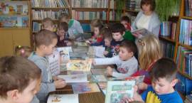 Przedszkolaki z wizytą w szkolnej bibliotece
