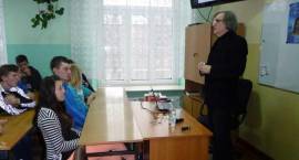Wykładowcy uniwersyteccy prowadzą zajęcia z młodzieżą w ZSA Zambrów