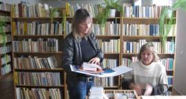 Od lewej: kierownik Biblioteki Pedagogicznej w Zambrowie, p. B. Boraczewska i...