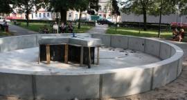 Niecka i cokół fontanny są już gotowe. Niedługo rozpocznie się wykładanie granitem...