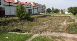 Niecka starego basenu w okolicach SP3 straszy wyglądem i stwarza zagrożenie...