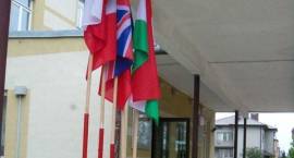 Flagi krajów partnerskich przed szkołą