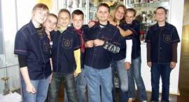 Uczniowie w mundurkach w Szkole Podstawowej nr 3 w Zambrowie /Fot. Grzegorz Zawistowski