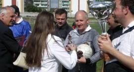 Dyrektor MOK wręcza pamiątkowe statuetki sędziom /Fot. Grzegorz Zawistowski