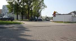 Droga na skróty – mieszkańcy budynku Paderewskiego mają dość kierowców.