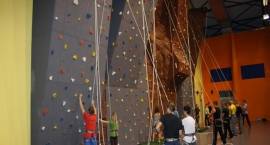 Pnij się w górę na ściance wspinaczkowej w ZS1