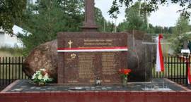 Pomnik zabitych mieszkańców wsi Czarnowo Undy przez Niemców w 1944 roku /Fot. Grzegorz...