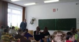 Policjanci z KPP w Zambrowie przeprowadzili prelekcje o odpowiedzialności karnej we...