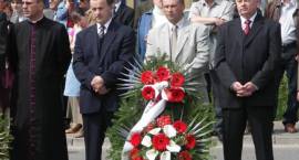 Od lewej: ks Dziekan J.Samsel, delegacja Gminy Zambrów z wieńcem /Fot. G.Zawistowski