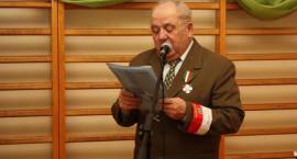 Uroczysty apel w ZSA z okazji 90. rocznicy odzyskania Niepodległości. Przemawia...
