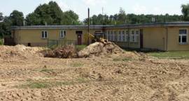 Budowa boiska do piłki nożnej przy Szkole Podstawowej w Wiśniewie /Fot. 17.07.2007...