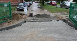 Ostatnie prace przy zagospodarowaniu terenu przy boiskach i szkole /Fot. (2008.08.29)...