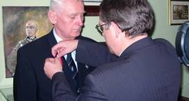 Pan Jerzy Dąbrowski odznaczony został Medalem Opiekuna Miejsc Pamięci Narodowej /Fot....