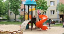Montują nowoczesne zabawki na pięciu placach zabaw