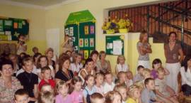 Pożegnanie 6-latków w Miejskim Przedszkolu nr 4 - Biedronki - czerwiec 2007 /Fot. z...