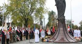 Poczty sztandarowe i uczestnicy obchodów Dnia Papieskiego w Zambrowie /Fot. Tadeusz...