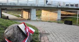 Odsłonięcie tablicy pamiątkowej Henryka Chęcińskiego przy moście w Zambrowie