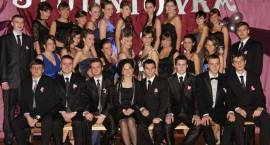 Studniówka w ZSO 2011. Zdjęcia grupowe.