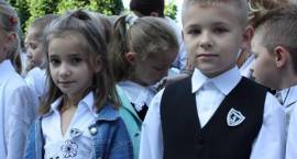 Uczniowie klas pierwszych otrzymali tarcze /Fot. Grzegorz Zawistowski