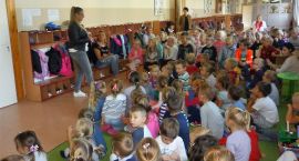 Dzieci z MP6 spotkały się z pracownikiem policji, fot. MP6 Zambrów