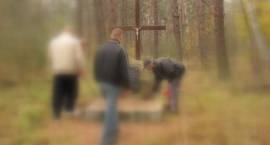Osadzeni z Zakładu Karnego w Czerwonym Borze sprzątają groby nieznanych ofiar II Wojny...