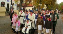 Zespół Folklorystyczny podczas parady ulicami miasta w Polanicy Zdroju /Fot. z archiwum...