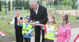 Przedszkolaki wraz z Burmistrzem Zambrowa otworzyły nowy plac zabaw