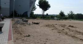 Przygotowanie tereny przy Pływalni Delfin na boiska do siatkówki plażowej