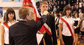 Pożegnanie absolwentów w MG1. Przekazanie sztandaru nowemu pocztowi
