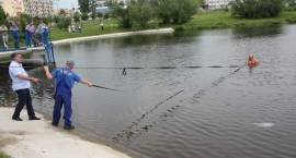 Samochód utonął w zalewie w centrum Zambrowa